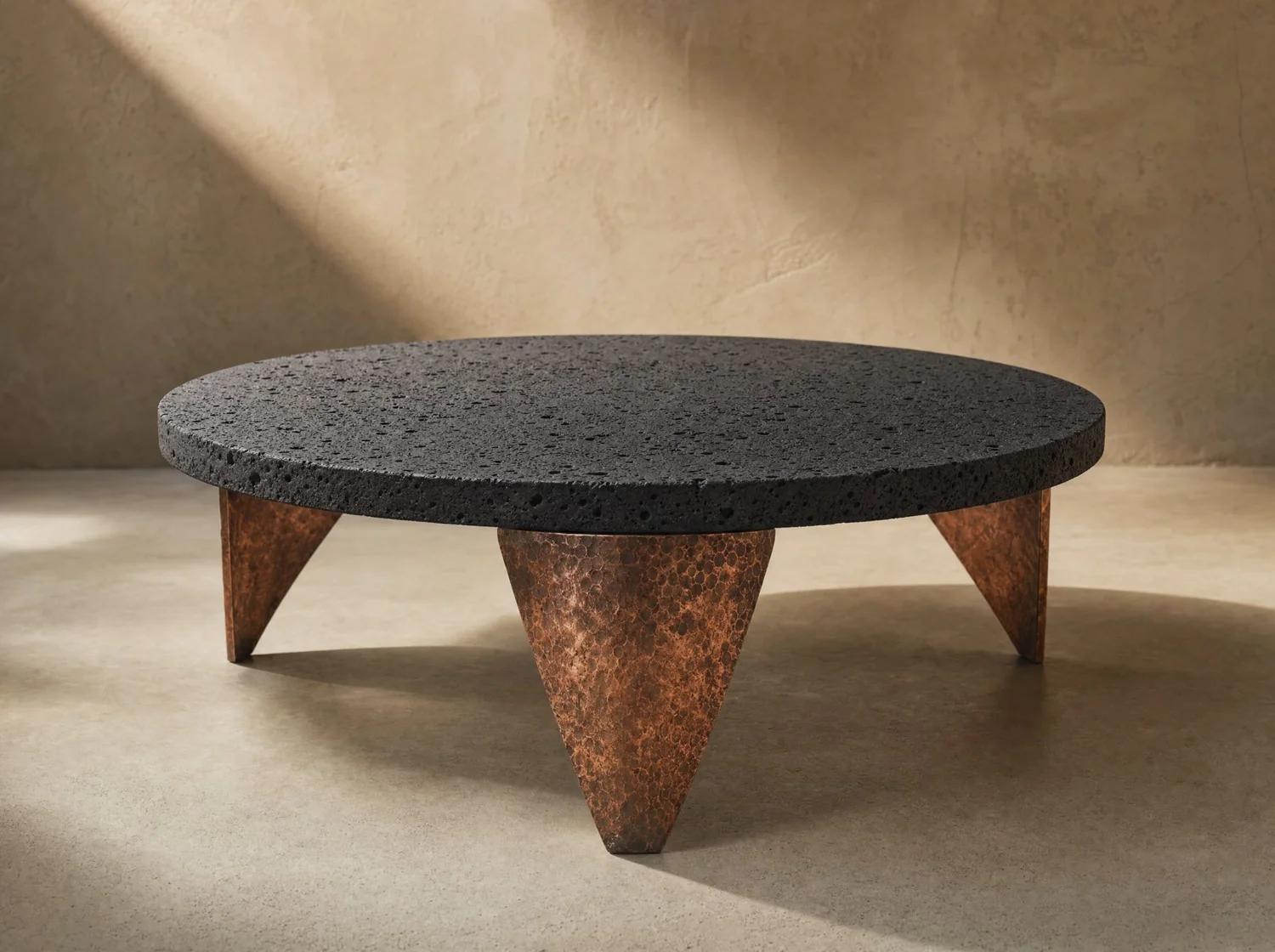 Mesa de centro "Trípode" volcánica y cobre