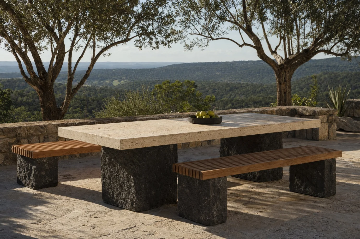 Comedor exterior travertino y pino