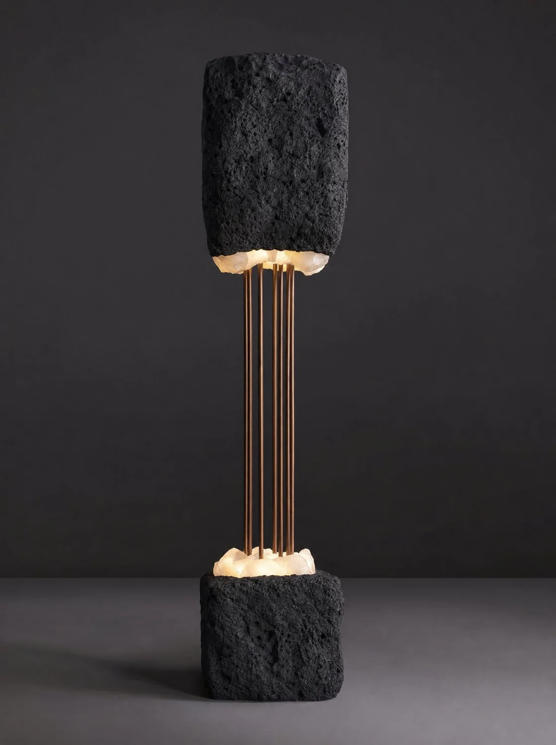 Lámpara escultura "Fisura" volcánica, cobre y ónix