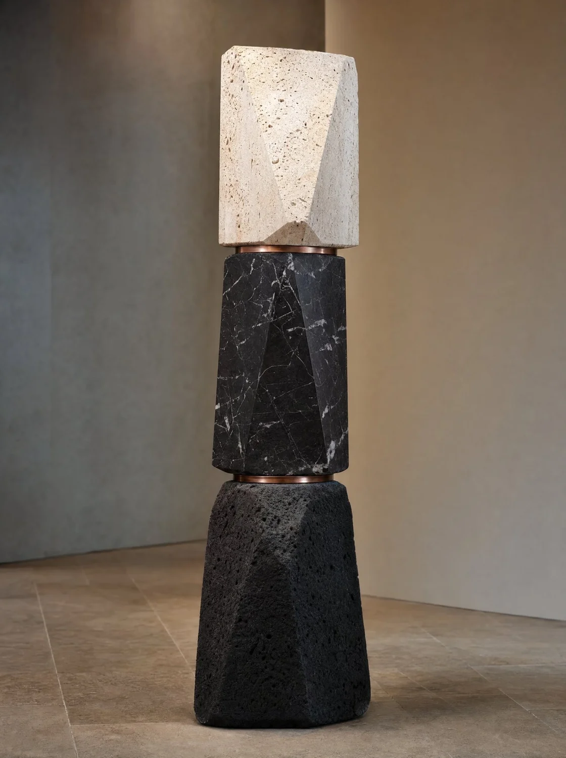 Tótem "Tres piedras" volcánica, Negro Vizarrón y travertino